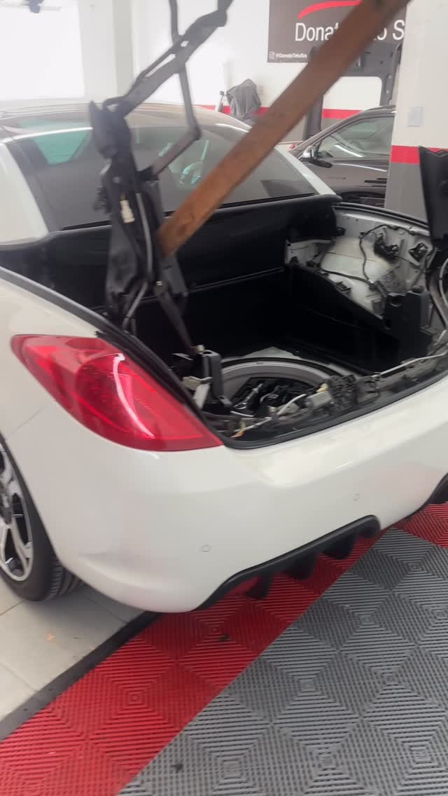 Peugeot CC branco com compartimento da capota conversível aberto