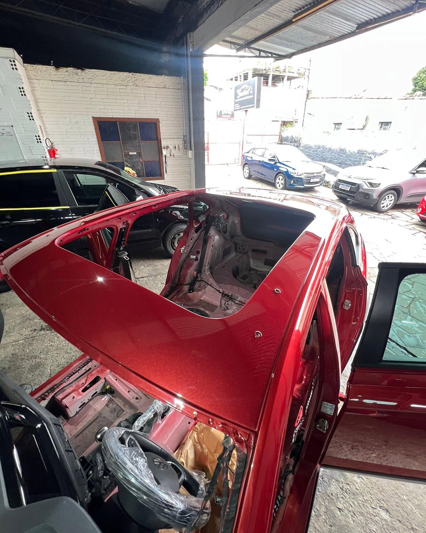 Teto de veículo vermelho com abertura preparada para instalação de teto solar