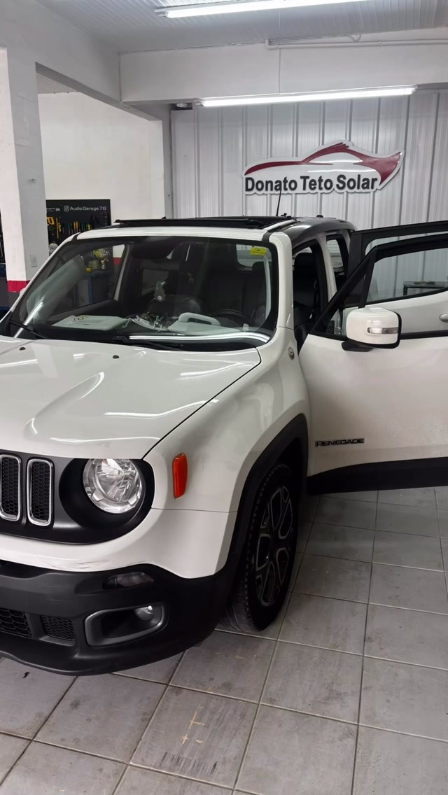 Jeep Renegade branco com teto solar panorâmico na oficina