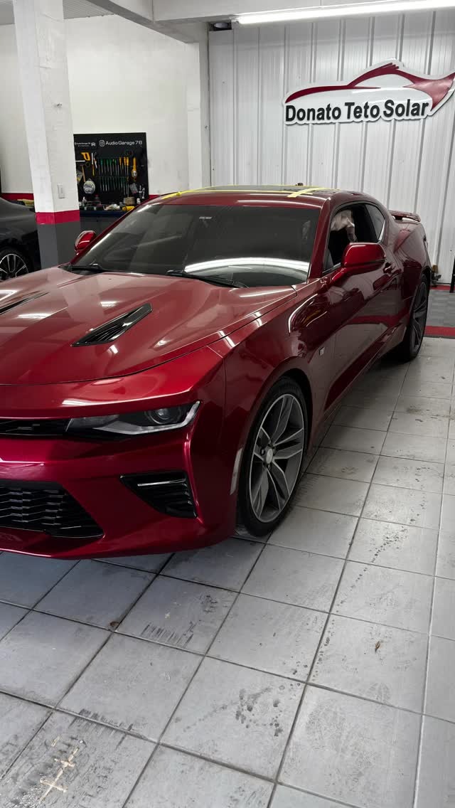 Chevrolet Camaro vinho com teto solar na oficina Donato Teto Solar