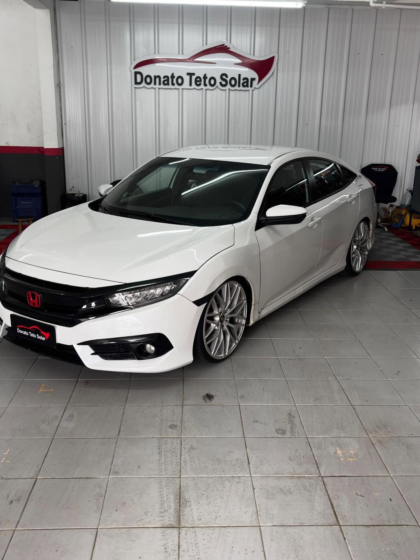Honda Civic branco com teto solar na oficina Donato Teto Solar